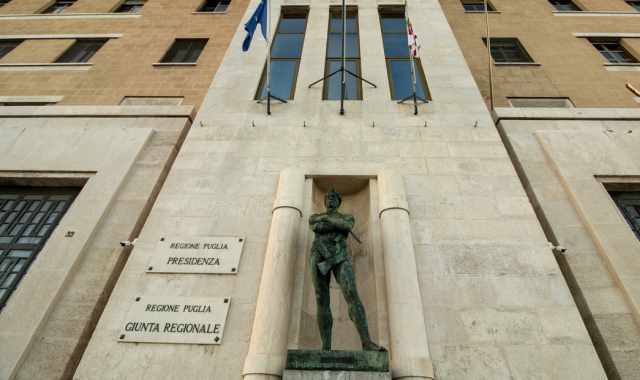 Bari, razionalismo anni 30 e statue imperiose: è il Palazzo della Presidenza della Regione